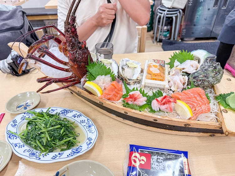 那霸市第一牧志公設市場攻略|沖繩國際通市場美食、代客料理海鮮流程價位、食材新鮮