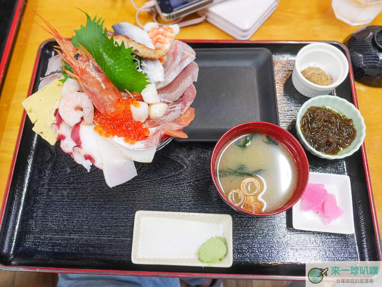 沖繩那霸機場附近美食|魚屋直営食堂 魚まる、人氣海鮮丼與定食