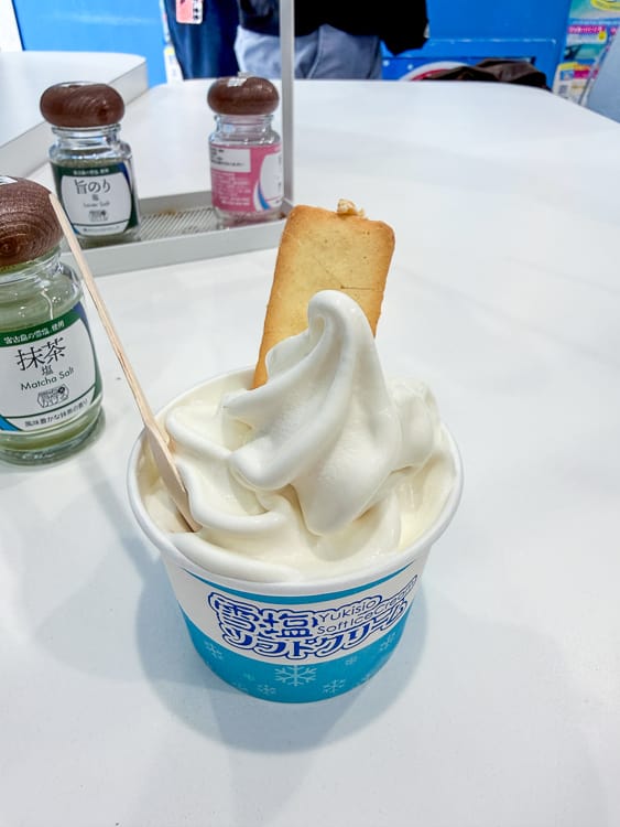 沖繩國際通伴手禮|雪塩さんど 國際通本店,超濃雪鹽霜淇淋,伴手禮一次買齊 @來一球叭噗 沖繩國際通伴手禮|雪塩さんど 國際通本店,超濃雪鹽霜淇淋,伴手禮一次買齊