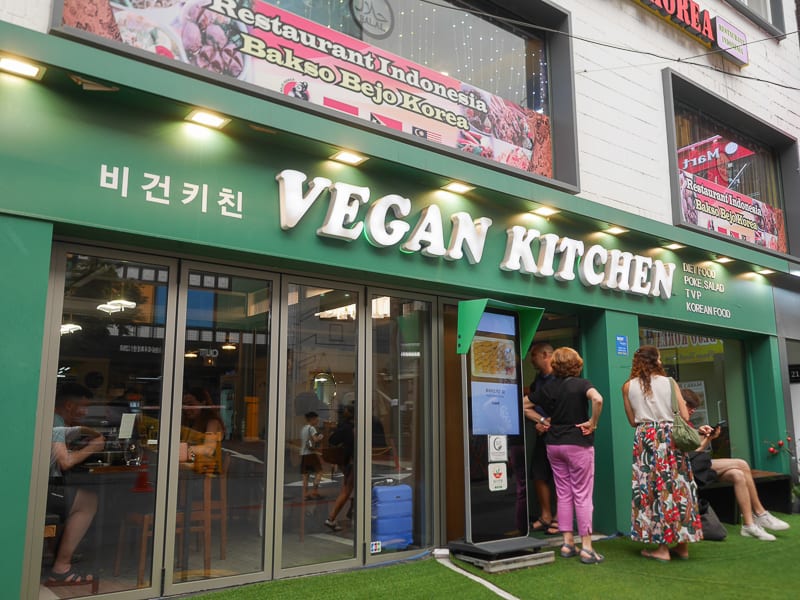 首爾明洞美食|Vegan Kitchen、人氣素食餐廳、餐點不錯吃