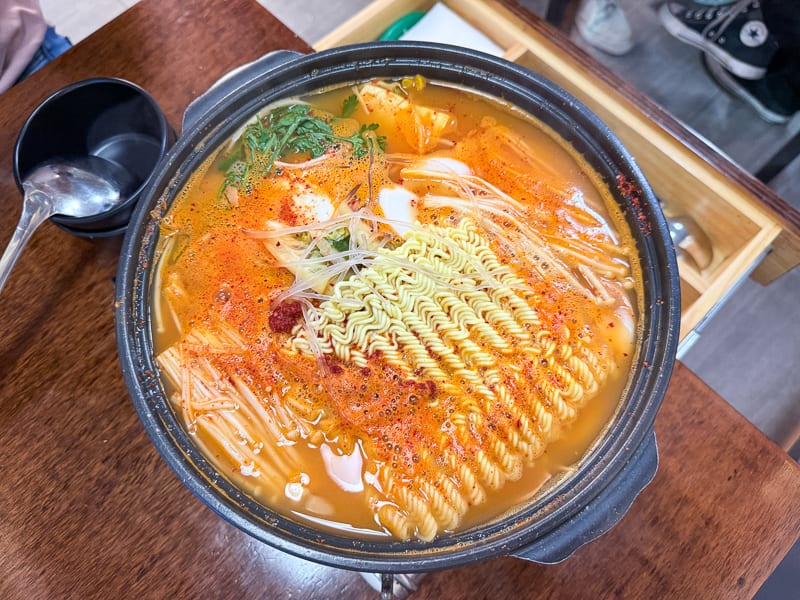 首爾明洞美食|Vegan Kitchen、人氣素食餐廳、餐點不錯吃
