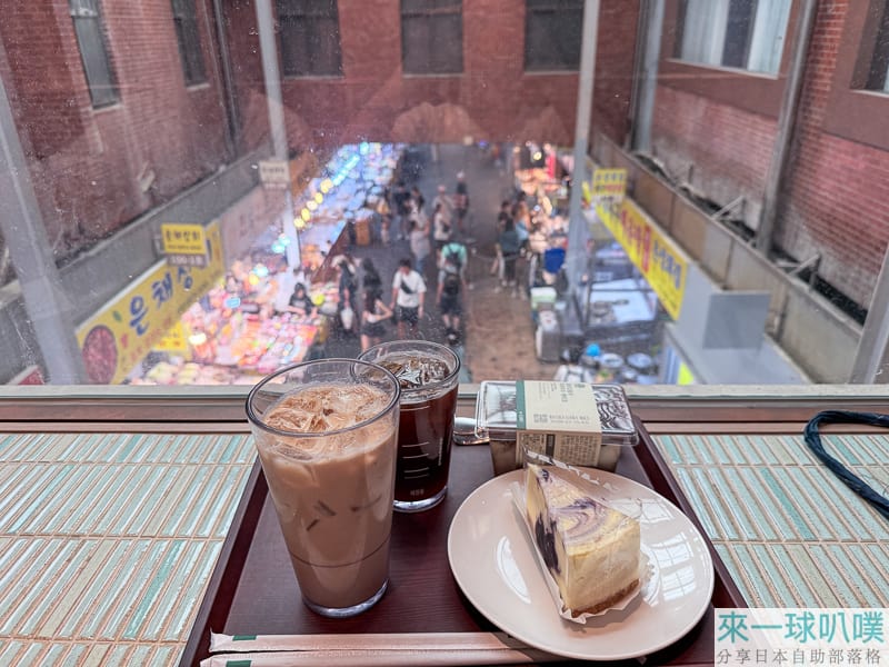 星巴克廣藏市場店|廣藏市場特色咖啡廳、彩色織布車線牆好拍照