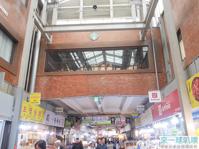 星巴克廣藏市場店|廣藏市場特色咖啡廳、彩色織布車線牆好拍照 @來一球叭噗 星巴克廣藏市場店|廣藏市場特色咖啡廳、彩色織布車線牆好拍照