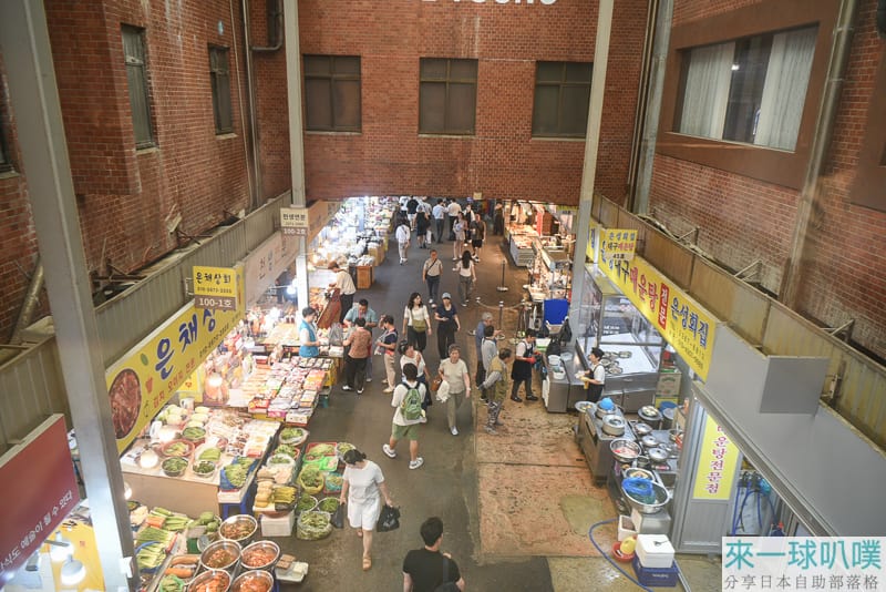 星巴克廣藏市場店|廣藏市場特色咖啡廳、彩色織布車線牆好拍照 @來一球叭噗 星巴克廣藏市場店|廣藏市場特色咖啡廳、彩色織布車線牆好拍照