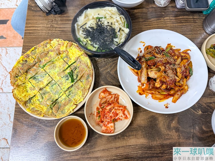 首爾三清洞美食|三清洞麵疙瘩、海鮮蔥煎餅、好吃辣炒章魚