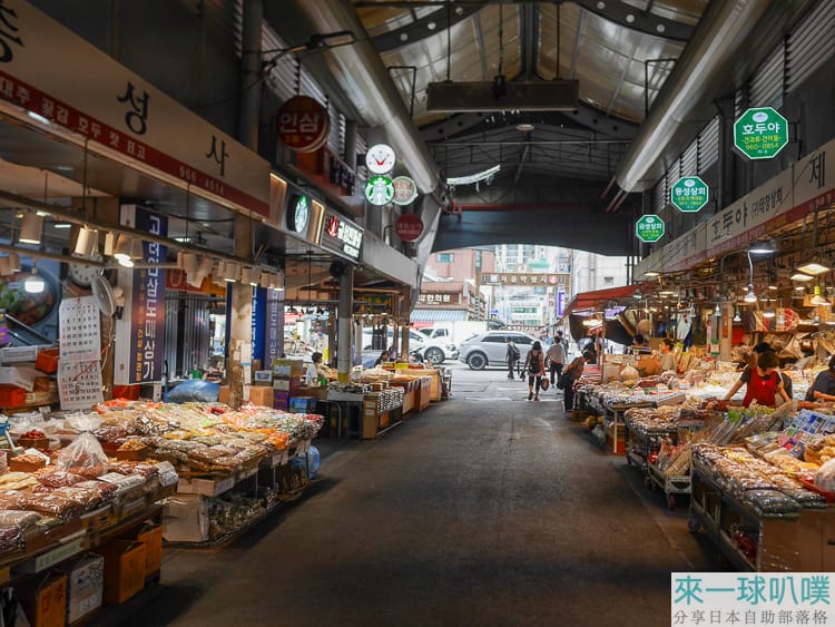 首爾京東市場咖啡廳|星巴克京東1960店、舊戲院改建、復古劇場座位超好拍