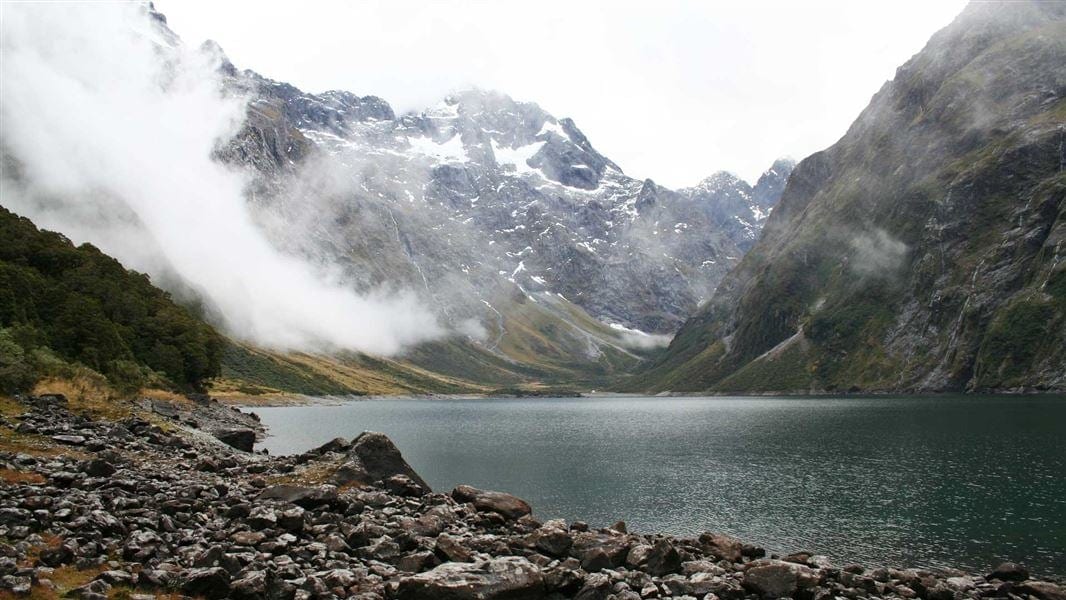 紐西蘭米佛峽灣公路景點|Lake Marian Track瑪麗安湖步道、美麗瀑布Lake Marian Falls