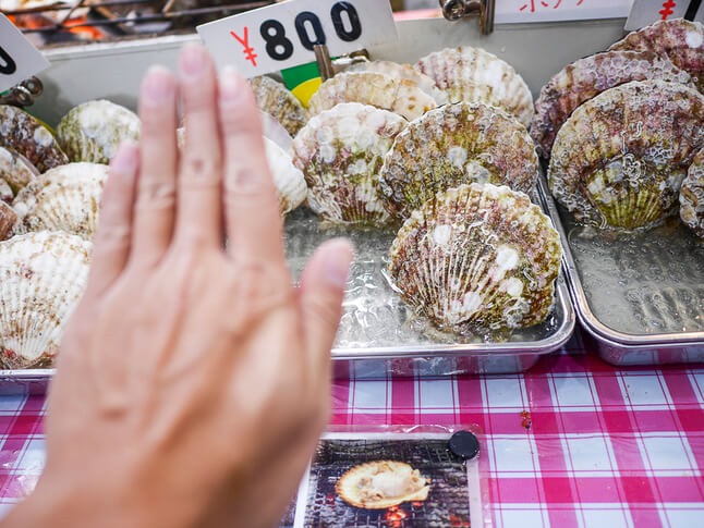 大阪黑門市場美食|魚福奶油烤扇貝生海膽