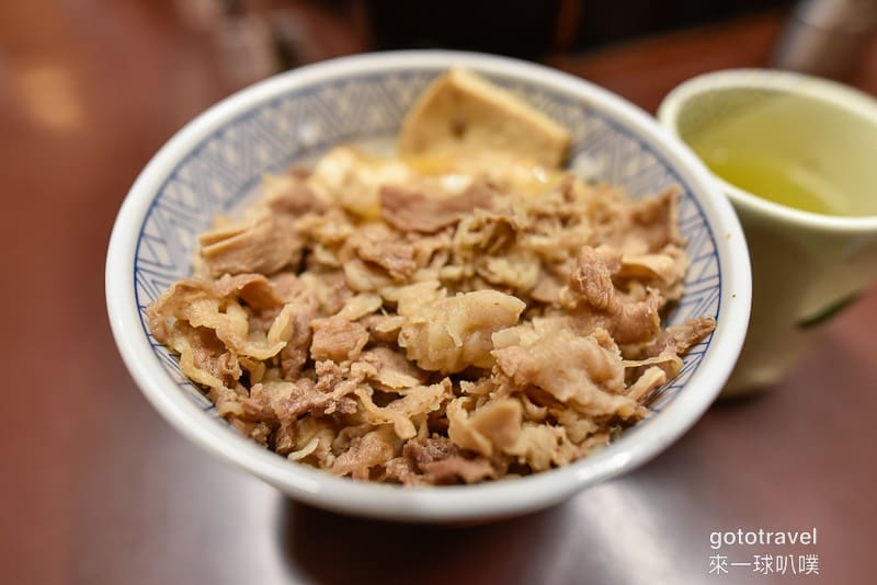 新宿牛丼親子丼|たつ屋 新宿店、都是日本人來吃
